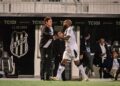 João Brigatti cumprimenta Sérgio Raphael, autor do único gol da Macaca na derrota por 2 a 1 para o Santos, no Majestoso. Foto: Anderson Lira/PontePress