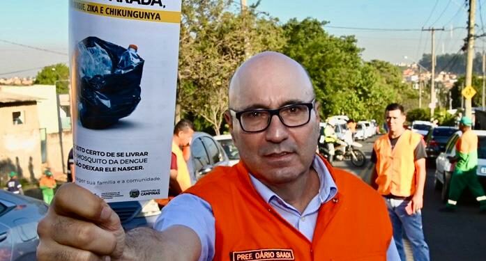 Prefeito Dário Saadi mostra folheto com orientações contra a dengue: se cada um fizer a sua parte, mosquito será derrotado - Foto: Divulgação