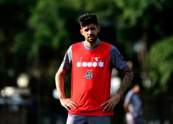 Expulso no banco, Matheus Régis será desfalque e ainda voltará pendurado