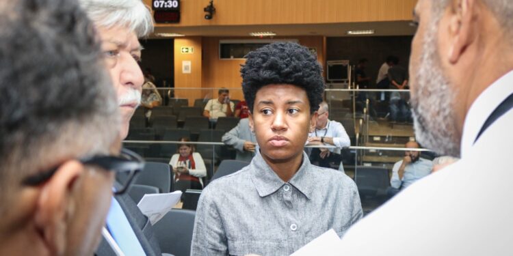 Vereadores decidem nesta 2ª se arquivam Comissão Processante contra Paolla Miguel 