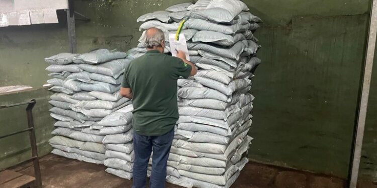 Fiscais apuram denúncias e autuam empresas de Campinas por fertilizantes irregulares