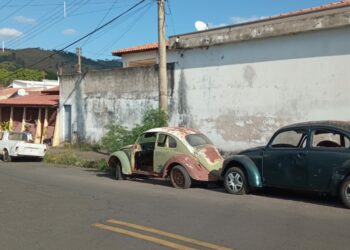 Veículos abandonados tomam ruas de Pedreira; legislação fica no papel