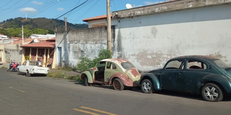 Veículos abandonados tomam ruas de Pedreira; legislação fica no papel