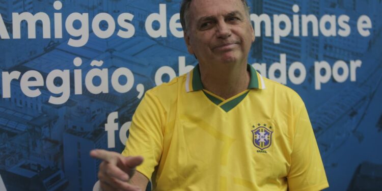 Bolsonaro vai ao Guarani e simpatizantes formam fila para tietar; confira fotos
