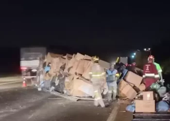 Caminhão com carga para atender vítimas do RS tomba na Bandeirantes