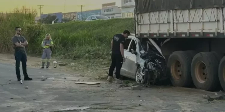 Com o choque, a frente do carro ficou completamente destruída; dois passageiros ficaram feridos - Foto: Thmais/Campinas