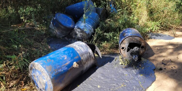 Resíduo é descartado irregularmente em estrada de Joaquim Egídio