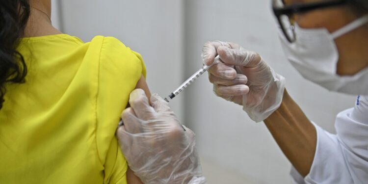 As doses da vacina contra a febre amarela estão disponíveis nos 68 centros de saúde do município, informa a Secretaria de Saúde - Foto: Arquivo/PMC