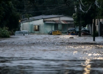 Córrego transborda e volta a invadir casas em Porto Alegre