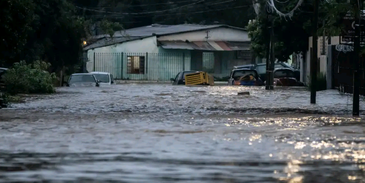 Córrego transborda e volta a invadir casas em Porto Alegre