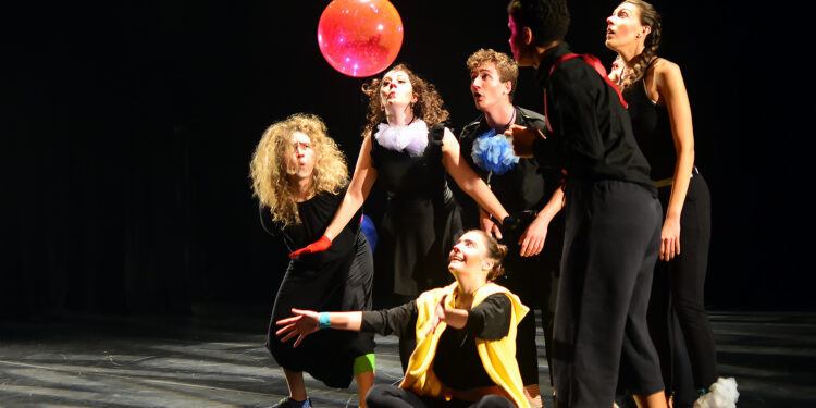 A Ó1É Cia de Dança apresenta sEUss, um espetáculo acessível e lúdico