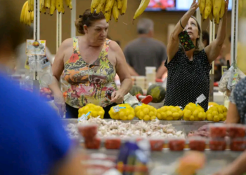 Inflação fica em 0,38% em abril com alta de alimentos e remédios