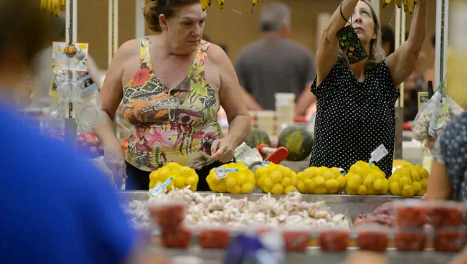 Inflação fica em 0,38% em abril com alta de alimentos e remédios