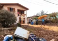 Moradores retiram colchão de casa atingida pelas chuvas: rastro de destruição - Foto: Mauricio Tonetto