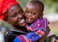 mãe e seu bebê se beneficiam dos serviços oferecidos em um centro de saúde apoiado pelo Unicef no Malaui. Foto: Unicef/Karin Schermbrucker