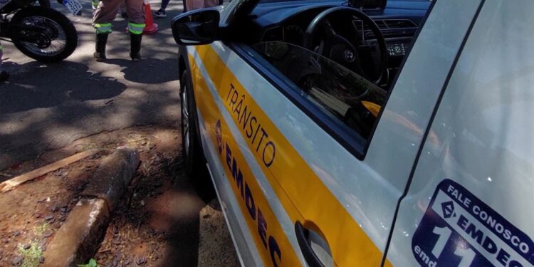 Rua Boaventura do Amaral tem bloqueio no cruzamento com Moraes Salles