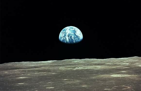 Morre o astronauta que tirou a primeira foto da Terra