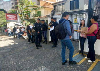 Servidores lotam sindicato para pedir isenção de taxa assistencial descontada do salário