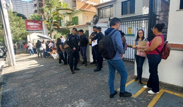 Servidores lotam sindicato para pedir isenção de taxa assistencial descontada do salário