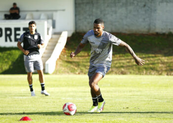 Gabriel Novaes sofre fratura no braço e passa por cirurgia