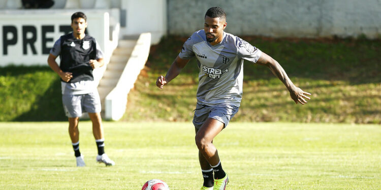 Gabriel Novaes sofre fratura no braço e passa por cirurgia