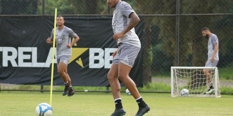 Jeh cumpriu suspensão e volta à Macaca na partida contra o Botafogo. Foto: Rafael Natal/Ponte Press