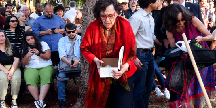 Cerimônia deposita cinzas de Conceição Tavares em bosque da Unicamp
