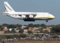 Multidão acompanha chegada do Antonov AN-124 a Campinas, neste sábado (15): euforia e admiração Foto: Reprodução de vídeo/Guilherme Mion Ramos/Aeroin