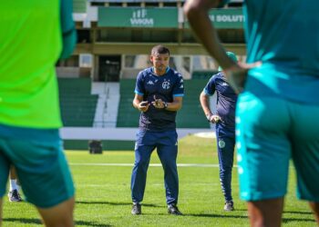 Enquanto o novo técnico não chega, o auxiliar Marcelo Cordeiro comanda os treinos. Fotos: Raphael Silvestre/Guarani FC