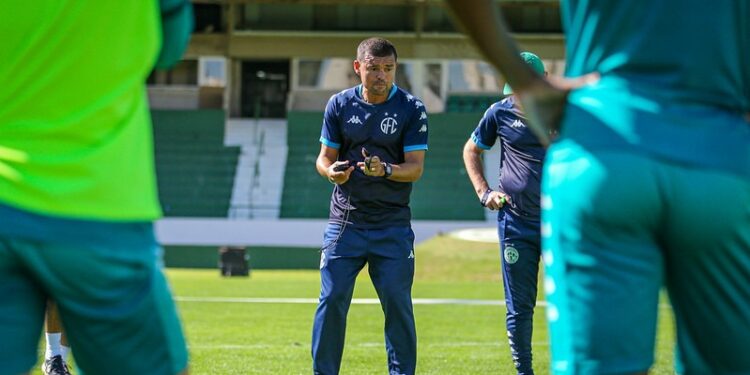 Enquanto o novo técnico não chega, o auxiliar Marcelo Cordeiro comanda os treinos. Fotos: Raphael Silvestre/Guarani FC