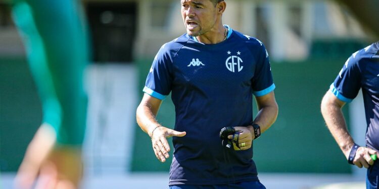 Marcelo Cordeiro comanda o time, enquanto a direção busca um novo treinador. Fotos: Raphael Silvestre/Guarani FC