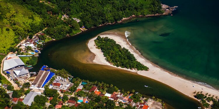 Península formada pelo encontro do Rio Una com o mar da Praia de Barra do Una - Foto Divulgação