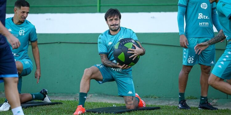 O lateral-direito Heitor, com torção no joelho direito, será reavaliado pelo departamento médico - Foto: Raphael Silvestre/Guarani FC