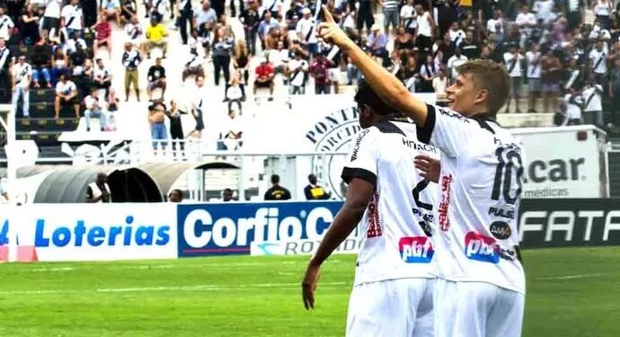 Adrianinho comemora gol pela Ponte Preta. Foto: Fábio Leoni/Ponte Press