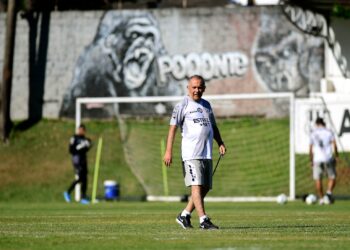 Invicto como jogador e “freguês” como técnico: confira a história de Nelsinho Baptista no Dérbi