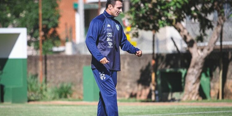 Júnior Rocha encerra primeiro mês de trabalho sem a reação esperada no Guarani