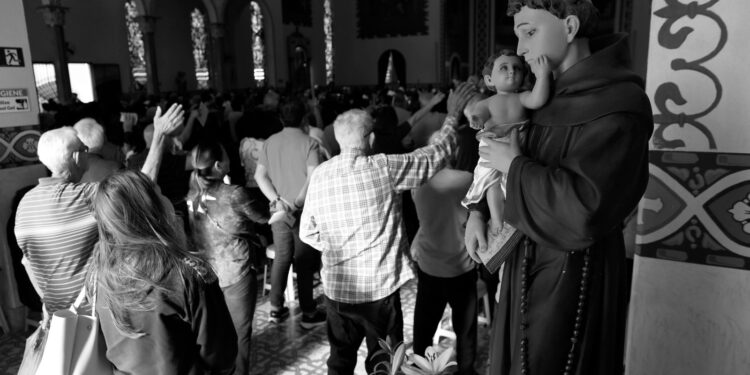Dia de Santo Antônio: pão e bolo abençoados em busca de fartura e casamento