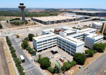 Bandidos armados com fuzis roubam oito veículos de estacionamento em Viracopos