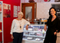 A empresária Alzira Ramos e a nova CEO da rede de bolos, Tatiana Lanna: potencial transformador da IA em na operação - Foto: Edu Guedes/Divulgação