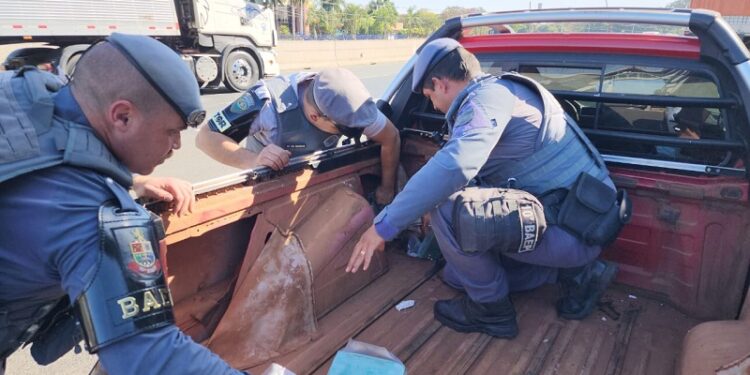 Mulher é presa com 25 kg de crack escondidos em caçamba de carro