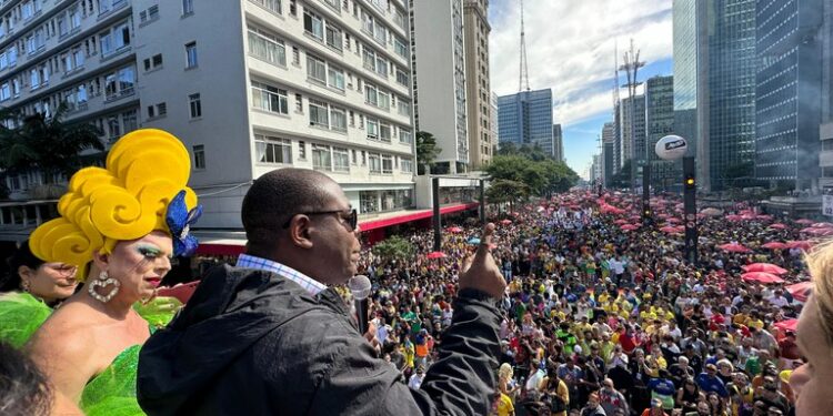 Com música e alegria, Parada LGBT+ de SP chama atenção para a política