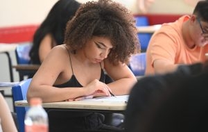 Candidatos fazem a prova do Vestibulinho das Etecs neste domingo (9)