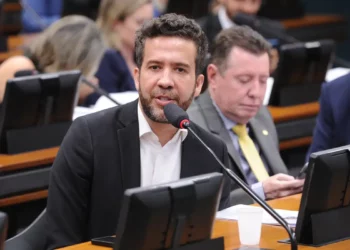 Conselho arquiva processo contra Janones; veja briga com Nikolas Ferreira