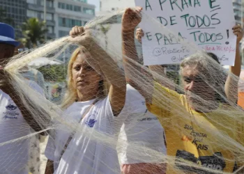 Manifestantes recolheram assinaturas contra a proposta e isolaram uma parte da areia de Ipanema. Foto: Fernando Frazão/Agência Brasil
