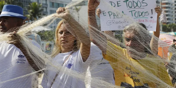 Manifestantes protestam contra PEC das Praias na orla do Rio