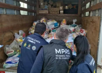 A Polícia Civil informou que, durante a ação desse sábado (8), apreendeu “uma grande quantidade de donativos que seriam distribuídos de forma equivocada". Foto: MPRS/Divulgação