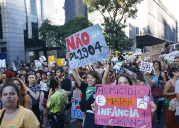 Ato na Avenida Paulista, em São Paulo, contra o PL 1904, que criminaliza o aborto. Foto: Paulo Pinto/Agência Brasil