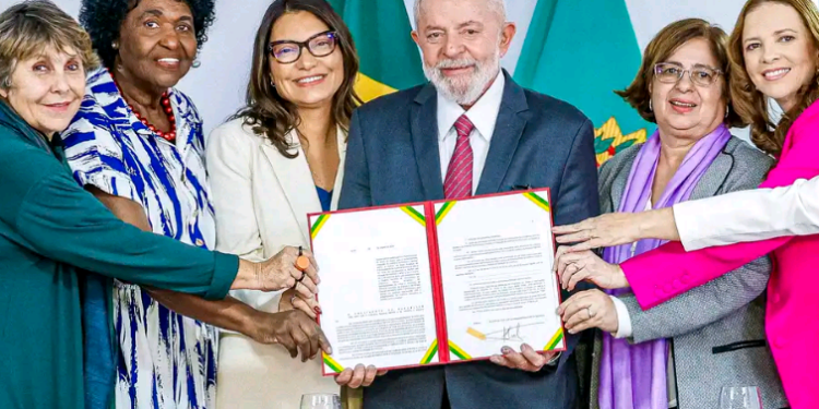 Lula sancionou a lei e falou em criar também um "estatuto de bom comportamento do homem" - Foto: Ricardo Stuckert/PR