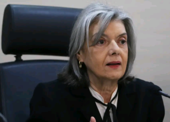 Cármen Lucia toma posse na presidência do TSE para mandato de dois anos