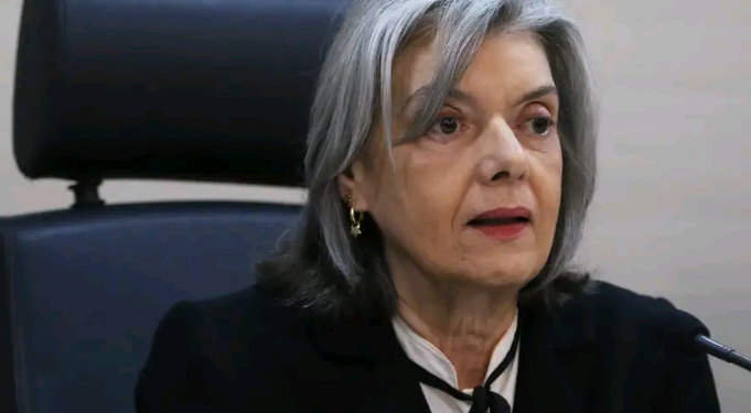 Cármen Lucia toma posse na presidência do TSE para mandato de dois anos